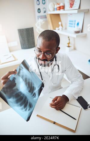 Arzt, der eine Untersuchung eines Röntgenbildes der Brust durchführt Stockfoto