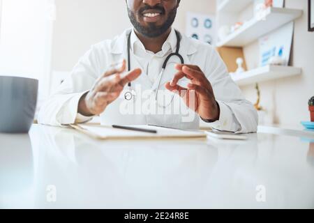 Medic zeigt, dass alles in Ordnung mit seiner Hand Stockfoto