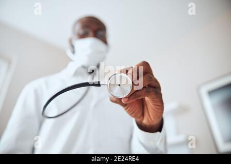 Bruststück Stethoskop in der Hand eines Arztes Stockfoto