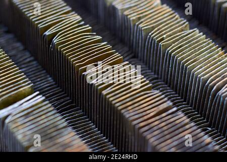 Platte-Flosse Wärmetauscher Oberfläche Nahaufnahme Textur. Alte Wärmeaustauschgeräte verbogene Platten mit Spuren von Rost Korrosion. Selektiver Fokus industriell Stockfoto