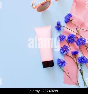 Flasche für Branding und Etikett. Mockup / 3d-Modell der rosa Squeeze Flasche Plastikschlauch mit schwarzer Kappe, blauen Blumen, rosa Bänder und Sonnenbrille . Obere V Stockfoto