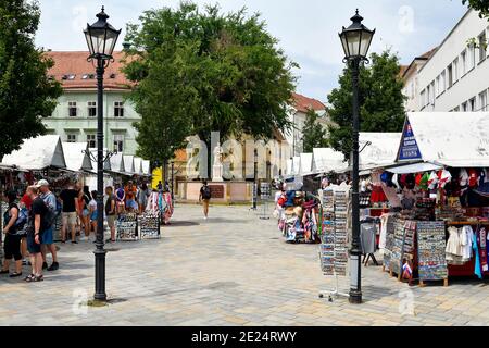 Bratislava, Slowakei - 21. Juli 2019: Nicht identifizierte Menschen auf dem Straßenmarkt mit Brunnen zeigt eine Nymphe mit Vase in der Fußgängerzone der Altstadt ak Stockfoto