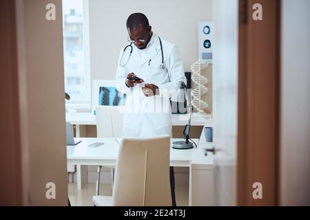 Ein vielbeschäftigter Therapeut erhält einen Anruf Stockfoto