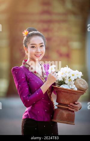 Porträt einer schönen Frau mit einer Schale mit frischen Blumen, Thailand Stockfoto