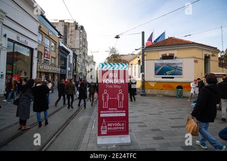 Soziale Fernwarnschilder in der Istiklal Avenue in Taksim Istanbul Stockfoto