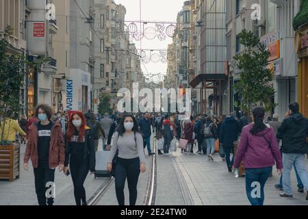 Coronavirus Vorsichtsmaßnahmen in Istiklal. Gesicht maskierten Menschen in Istiklal Avenue. Stockfoto