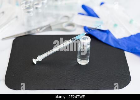 Medizinische fertig hypodermische Spritzen und Impfstofffläschchen Stockfoto