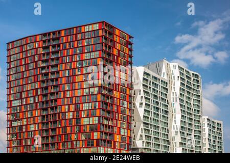 Farbenfrohe, moderne Apartmenthäuser in der Innenstadt von Rotterdam neben dem Hauptbahnhof Stockfoto