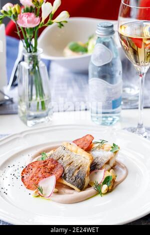 Zander Filet mit Chorizo, Blumenkohl und Radieschen in einem Restaurant. Close Up. Keto, Paleo, fodmap Diät essen. Stockfoto