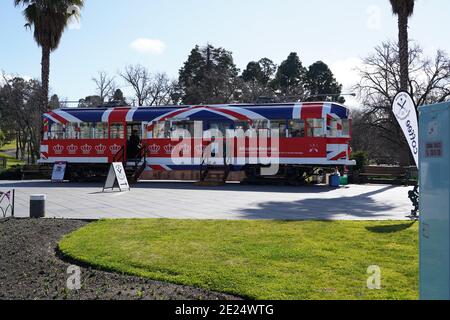 Piazza im Rosalind Park, Royal Union Jack Pop-up Tram Stockfoto