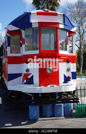 Piazza im Rosalind Park, Royal Union Jack Pop-up Tram Stockfoto