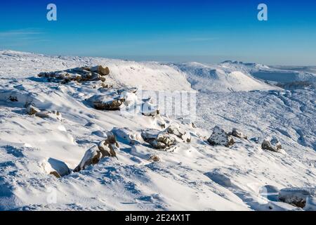 Winterschnee am südlichen Rand des Kinder Scout in Der Peak District National Park, UK von den Woolpacks aus gesehen Stockfoto