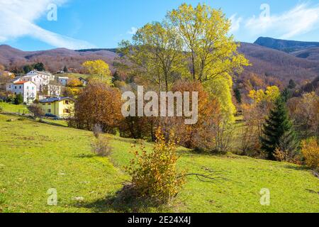 Herbstliche Landschaft im Regionalen Naturpark Aveto, Provinz Genua, Ligurien, Italien. Stockfoto