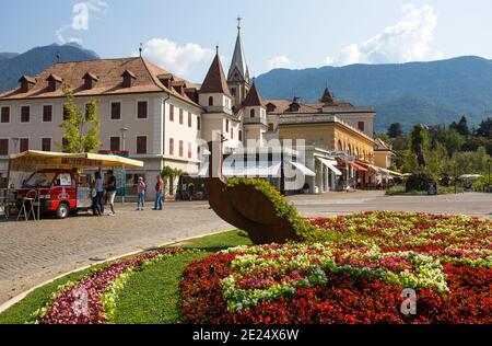 MERAN, ITALIEN, 13. SEPTEMBER 2020 - Blick auf die Bergstadt Meran, Südtirol, Italien Stockfoto