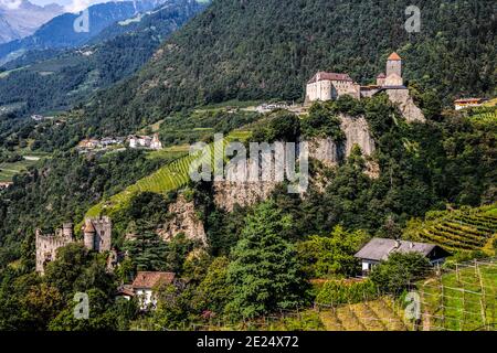 Schloss Brunnenburg und Schloss Tirol bei Meran, Südtirol in Tirol, Provinz Bozen, Italien. Stockfoto