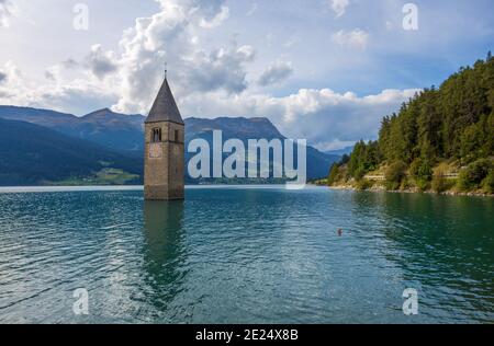 Der Glockenturm der versunkenen Kirche in Curon, Reschensee, Provinz Bozen, Südtirol, Italien. Stockfoto
