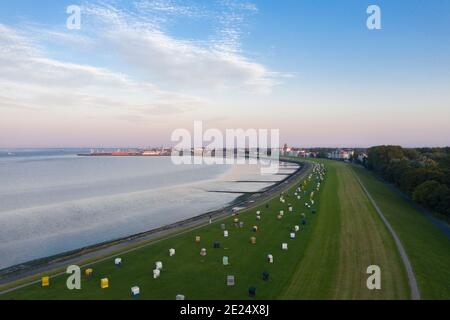 Drohnenansicht, Grasstrand Grimmershoerner Bucht mit Stadtbild im Hintergrund, Cuxhaven, Niedersachsen, Deutschland, Europa Stockfoto