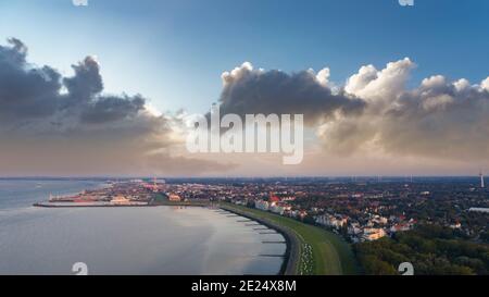 Drohnenansicht, Grimmershoerner Bucht mit Stadtbild im Hintergrund, Cuxhaven, Niedersachsen, Deutschland, Europa Stockfoto