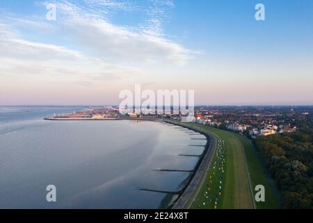 Drohnenansicht, Grimmershoerner Bucht mit Stadtbild im Hintergrund, Cuxhaven, Niedersachsen, Deutschland, Europa Stockfoto