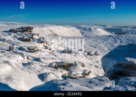 Winterschnee am südlichen Rand des Kinder Scout in Der Peak District National Park, UK von den Woolpacks aus gesehen Stockfoto