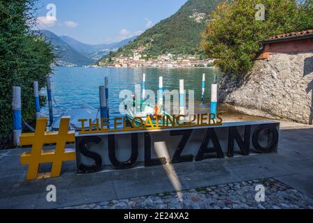 SULZANO, ITALIEN, 9. SEPTEMBER 2020 - Blick auf Monte Isola von der Stadt Sulzano, Iseo See, Provinz Brescia, Italien. Stockfoto