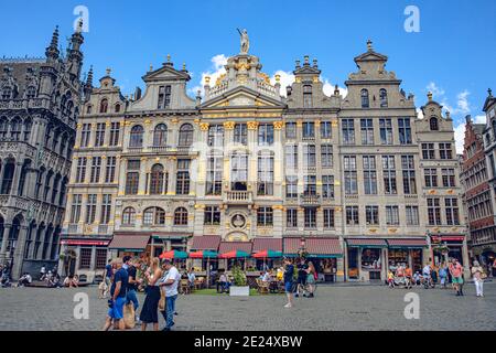 Brüssel, Belgien - 20. Juli 2020: Brüssel berühmter Grand Place, wo das Rathaus und das Stadtmuseum zu finden sind Stockfoto