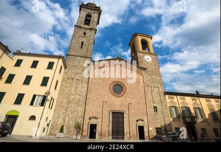 BOBBIO, ITALIEN, 20. AUGUST 2020 - die Kathedrale von Bobbio, Santa Maria Assunta, ist eine Pfarrkirche von Bobbio in der Provinz Piacenza, Italien. Stockfoto