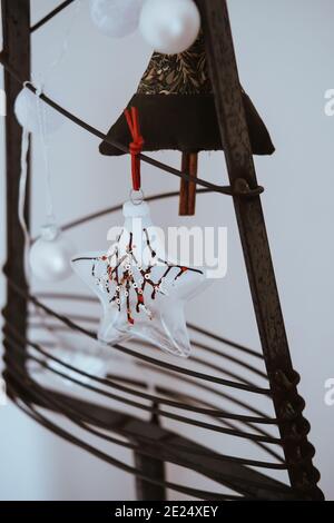 Vertikale Nahaufnahme eines Sterns Weihnachtsdekor an einem gehängt Stahl Stockfoto
