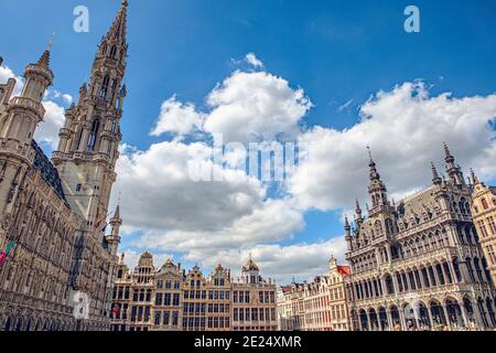 Brüssel, Belgien - 20. Juli 2020: Turm des Rathauses am zentralen Platz Grand Place in der Altstadt von Brüssel Stockfoto