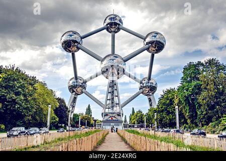 Brüssel, Belgien - 20. Juli 2020: Atomium ist ein 102 Meter hohes Eisenatom-Modell, das ursprünglich für die Expo '58 gebaut wurde. Stockfoto