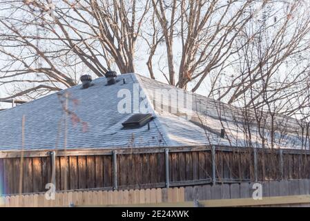 Leichter Schnee, der auf dem Schindeln-Dach des Wohnhauses in der Nähe von Dallas, Texas, Amerika, schmelzen kann Stockfoto