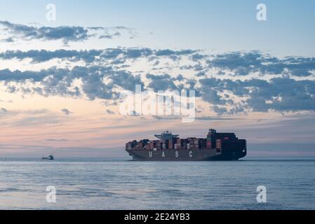 Frachtschiffe auf der Weltschifffahrtsroute Elbe, Cuxhaven, Niedersachsen, Deutschland, Europa Stockfoto