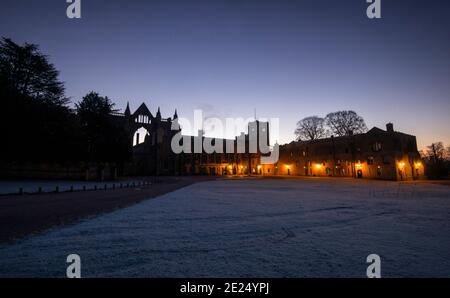 Eisiger Winteraufgang in Newstead Abbey, Nottinghamshire England Stockfoto