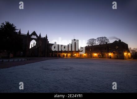 Eisiger Winteraufgang in Newstead Abbey, Nottinghamshire England Stockfoto