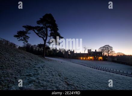 Eisiger Winteraufgang in Newstead Abbey, Nottinghamshire England Stockfoto