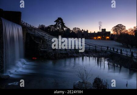 Eisiger Winteraufgang in Newstead Abbey, Nottinghamshire England Stockfoto