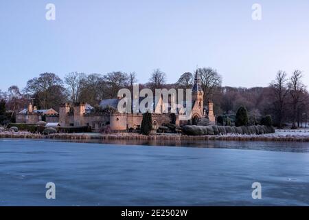 Eisiger Winteraufgang in Newstead Abbey, Nottinghamshire England Stockfoto