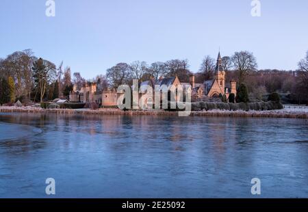 Eisiger Winteraufgang in Newstead Abbey, Nottinghamshire England Stockfoto