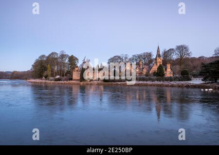 Eisiger Winteraufgang in Newstead Abbey, Nottinghamshire England Stockfoto