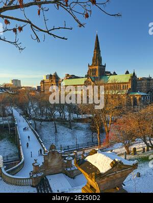 Glasgow Cathedral von der Glasgow Necropolis aus gesehen an einem wunderschönen schneereichen Wintertag. Stockfoto