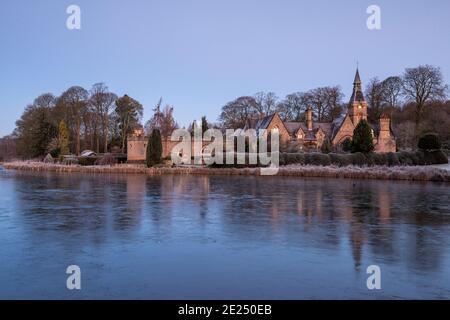 Eisiger Winteraufgang in Newstead Abbey, Nottinghamshire England Stockfoto