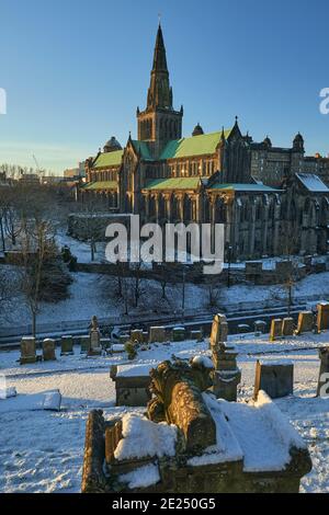 Glasgow Cathedral von der Glasgow Necropolis aus gesehen an einem wunderschönen schneereichen Wintertag. Stockfoto
