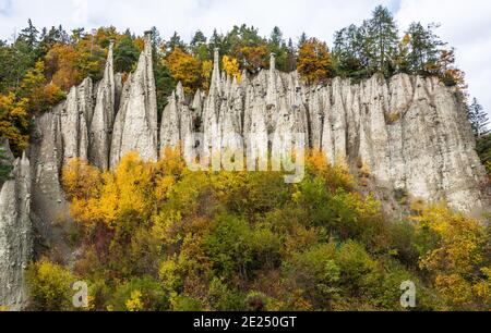 Die weißen Erdpyramiden befinden sich im Dorf Auna di sotto, in der Nähe von Bozen in Südtirol, Norditalien. Herbstliche Landschaft. Unterrinin in Südtirol Stockfoto