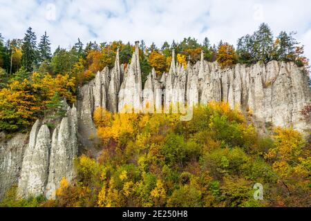 Die weißen Erdpyramiden befinden sich im Dorf Auna di sotto, in der Nähe von Bozen in Südtirol, Norditalien. Herbstliche Landschaft. Unterrinin in Südtirol Stockfoto