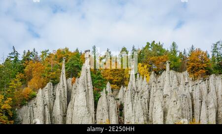 Die weißen Erdpyramiden befinden sich im Dorf Auna di sotto, in der Nähe von Bozen in Südtirol, Norditalien. Herbstliche Landschaft. Unterrinin in Südtirol Stockfoto