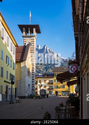 Pedestrain Bereich und Kirche Madonna dell Aiuto. Fiera di Primiero im Tal von Primiero in den Dolomiten des Trentino. Europa, Mitteleuropa, Italien Stockfoto