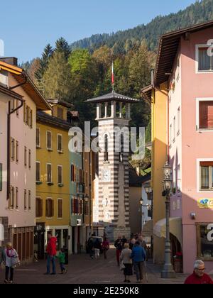 Pedestrain Bereich und Kirche Madonna dell Aiuto. Fiera di Primiero im Tal von Primiero in den Dolomiten des Trentino. Europa, Mitteleuropa, Italien Stockfoto