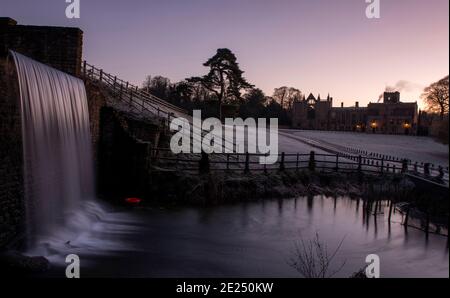 Eisiger Winteraufgang in Newstead Abbey, Nottinghamshire England Stockfoto