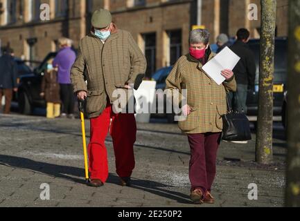 Mitglieder der Öffentlichkeit kommen, um ihre Injektion eines Covid-19-Impfstoffs im NHS-Impfzentrum zu erhalten, das im Center for Life in Times Square, Newcastle, eingerichtet wurde. Stockfoto