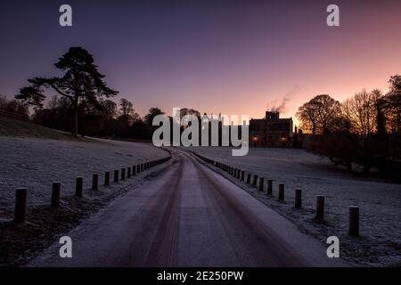 Eisiger Winteraufgang in Newstead Abbey, Nottinghamshire England Stockfoto